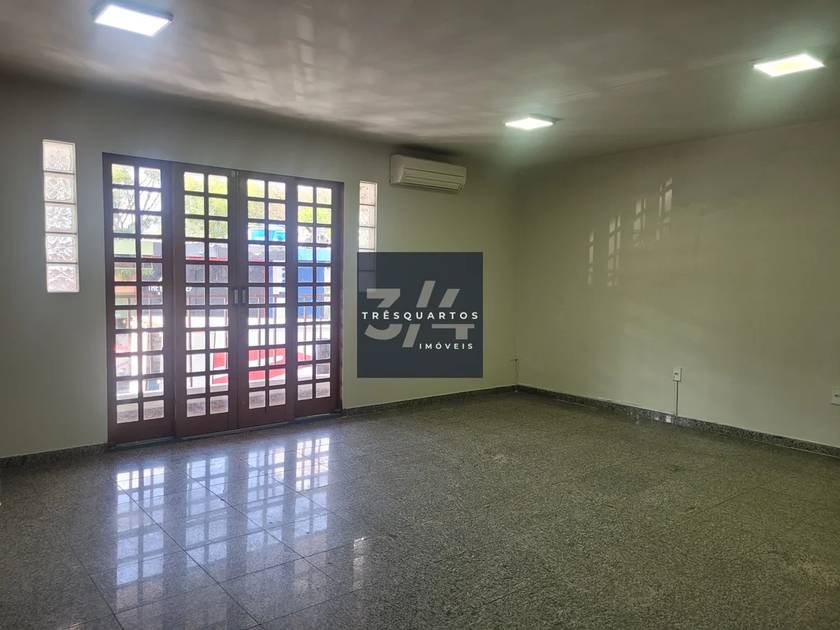 Foto do anúncio de imóvel Comercial. Casa Comercial Oportunidade rara na Asa Sul – Loja dupla na CLS 403 com 250m²!